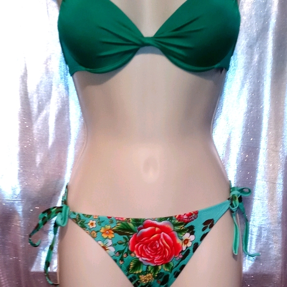 Bikini - Picture 1 of 5